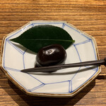 日本橋 蕎ノ字 - ■黒大奴（くろやっこ）
      ☆島田市の江戸時代から続く清水屋の銘菓。
      北海道産の小豆をさらし餡に仕上げ、羊羹でくるんだお菓子。