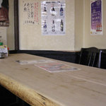居酒屋 神田っ子 - 白木造りの一枚板テーブル