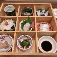 あなごと日本酒 なかむら - 左上に、おすすめの日本酒を。
                    日本酒って銘柄多くてわからないんですけど、ここでは　この日本酒をお代わりしちゃいます。