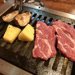 焼肉 千歳 - 仔羊とパイン焼いてます