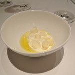 カンテサンス - 塩とオリーブ油が主役山羊乳のバヴァロワ