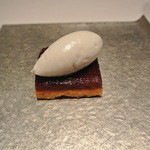 カンテサンス - ココナッツ・クリームを載せたパイナップルのタルト