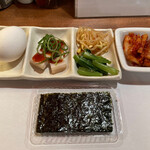 白釜飯 純豆腐火鍋 まん馬 - キムチとかが先に配膳。韓国スタイル！
