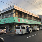 魚菜小売市場 - コチラが八戸市営魚菜小売市場。 
            陸奥湊駅の向かいにあります。