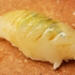 Yasuke - (11)真鯛(兵庫県明石産)の昆布〆、山椒の若芽入り
                        産卵期は春～初夏、旬は秋～晩冬
                        旬で脂のりが良いので、昆布〆でなくて良いような
                        山椒の若芽はアクセントになって面白いです♪