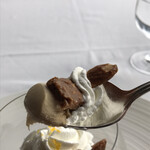 ベッラ・ヴィスタ - ランチプリフィックスコース６５００円。ピエールエルメ クープグラス。プラリネのアイス、生クリーム、クランチチョコの相性が良く、とーっても美味しくいただきました（╹◡╹）（╹◡╹）