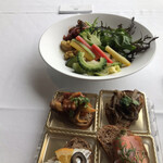 ベッラ・ヴィスタ - ランチプリフィックスコース６５００円。サラダとタパスのビュッフェ。生野菜、調理したサラダが１０種、タパスは６種あります。とても美味しく、たくさんいただきました（╹◡╹）