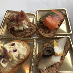 ベッラ・ヴィスタ - ランチプリフィックスコース６５００円。タパス。サーモン、ニシン、タコ、生ハム、きのこ、白身魚の６種があります。サーモンとニシンが特に良かったです（╹◡╹）