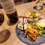 カフェバー コニー＆トード - 前菜3種盛りといただいたワイン