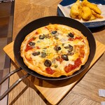 カフェバー コニー＆トード - アンチョビとオリーブのピザ　生地は薄く小ぶりだけどチーズたっぷり