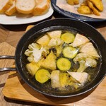 カフェバー コニー＆トード - カマンベールのアヒージョ　カマンベールがとろっとろで美味しかった