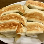 天鴻餃子房 - ボリューム求めるなら黒豚餃子です　肉々しい餡の食べ応えが堪りません　個人的には酢胡椒で食べるのがおすすめです