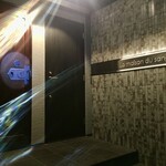 鮨 心白 - 向かって左の扉が店の入口　右は石田さんの自宅　究極の食住近接だ