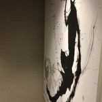 鮨 心白 - 入口の壁には書家が描いた絵が飾られていました