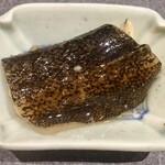 鮨 心白 - 縁側は炊いてあってこれはこれで酒のつまみです