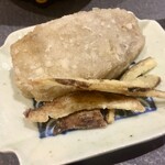 鮨 心白 - 無農薬の里芋の揚げ物です　下に敷いてあるのは皮ですがこれも食べられます