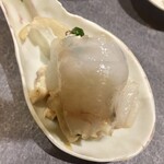 鮨 心白 - 真羽太のお造りは蓮華に乗せて　一口で食べるのもったいないよ（笑）