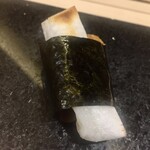 鮨 心白 - 先づは自家製の唐墨と焼き餅の海苔巻き　これはスターターとしては最高じゃないかなと