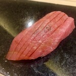 鮨 心白 - 中トロは炭火を当てて焼き目をつけます　なかなか面白いことしますね