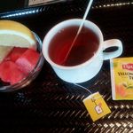 ラビスタ函館ベイ - 41 今朝の食事 紅茶・すいか・ｸﾞﾚｰﾌﾟﾌﾙｰﾂ