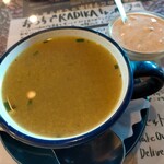 RADIKA - ランチセットのカレー風味スープとライタ(ビリヤー二用ヨーグルトソース)