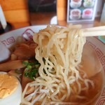 くつろぎ亭ひこべえ  - 2020年12月　麺持ち上げ