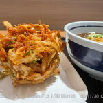 さかい庵 - 桜海老と野菜のかき揚げ（左）と温そば（右） セットで850円（込）