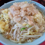 ラーメン二郎 - 左が生姜、真中あぶら、右がにんにく