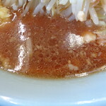 ラーメン二郎 - この濃い目の醤油スープ旨し！！