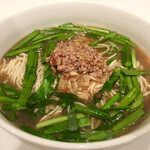 味世 - 自宅で作る味世の持ち帰り台湾ラーメン（冷凍スープ&生麺）　ニラはスーパーで購入