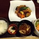 煮込み家 Matsu - 若鶏と野菜の黒酢あん炒め890円。