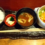 煮込み家 Matsu - ライス·漬物·味噌汁·サラダはオシャレな皿に乗って。