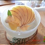 ウェロニカ ペルシカ - デザート：リンゴのコンポートに自家製アイスクリーム