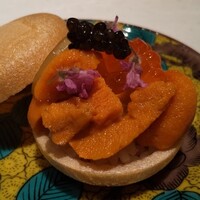 鮨 やまけん 銀座店 - 最中の皮にウニ、イクラ、キャビア