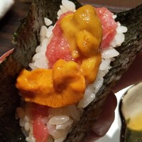 鮨 やまけん 銀座店 - マグロとウニの手巻き