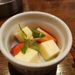 肉料理 Vin de Kitchen - 付出しのイチゴとチーズ