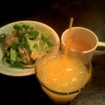 ビストロ - サラダとドリンクとランチスープ取り放題