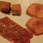 焼肉 黒5 - 厚切り上タン塩(右)、厚切り和牛はらみ塩(左)、かめのこ塩 (左上)