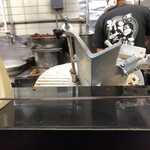 新福菜館 - カウンターに着席。店主が中華鍋をふるってやきめし
      
      調理開始です。