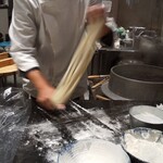 中華蘭州牛肉拉麺 - ③生地の両端を持ち、引っ張って延ばして半分に束ねて、を繰り返す。