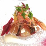 Ristorante IL PRINCIPE - 厚みがあるサワラにチーズを合わせるとは斬新ですね！(≧∇≦)b添えられてるのは酸味のある大根千切り。その下には根セロリのピューレ♪海老まで！