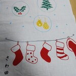 さわ田 - 12月って事でクリスマスをモチーフにした手拭い。これは持ちかえりOKとの事ですので記念に貰いました。店主のイメージとはずいぶん違う可愛らしい柄だと思っていたが、これは奥様の仕事だそうです。