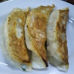 鶴亀 - 餃子(ハーフ) 300円(税込)(2020年12月4日撮影)