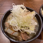 Youga Motsunikuten - 胡椒の効いた塩ベースのモツ煮込。これ美味いよ！