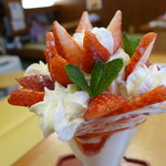 みつばち - イチゴ・練乳パフェ(580円)