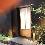 鳥しき - 真っ白な暖簾が目立ちます