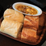 俺のフレンチ EBISU - 2012.8 アミューズ（315円）2種のパンにクラッシュされたチーズオイル漬け