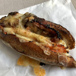 パンやきどころ RIKI - ハニーマスタードチキンとキャロットラペのフレンチドック ¥380+税