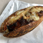 パンやきどころ RIKI - ハニーマスタードチキンとキャロットラペのフレンチドック ¥380+税