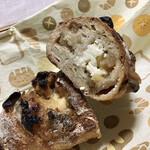 パンやきどころ RIKI - ポム・アマンド メープルとクリームチーズを包んで ¥250+税